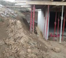 Suite du chantier du 19/11/2017.
L'eau ne s'évacue pas sur la moitié SUD de la maison.
J'ai donc déblayé la terre sous la terrasse après avoir démonté quelques étais (maçon approved).