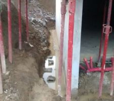 Suite du chantier du 19/11/2017.
L'eau ne s'évacue pas sur la moitié SUD de la maison.
J'ai donc déblayé la terre sous la terrasse après avoir démonté quelques étais (maçon approved).