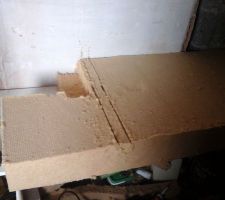 Découpe à façon des contours de fenêtres.  Rainurage des passages dans les fourrures du mur pignon