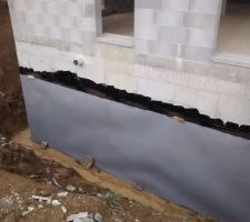 Tada!
Première passe d'étanchéité des murs enterrés faite.
Au terrassier d'intervenir ensuite: première couche de remblai et drainage.
ensuite l'étancheur complétera son ouvrage jusqu'au dessus du niveau du terrain fini projeté (sous les appuis de porte-fenêtres en haut de la photo)