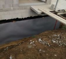 Tada!
Première passe d'étanchéité des murs enterrés faite.
Au terrassier d'intervenir ensuite: première couche de remblai et drainage.
ensuite l'étancheur complétera son ouvrage jusqu'au dessus du niveau du terrain fini projeté (sous les appuis de porte-fenêtres en haut de la photo)