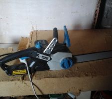Tronconneuse elec qui fait son job pour la découpe des panneaux en 140 mm