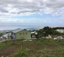 Une photo du terrain pour vous faire patienter. On ne se rend pas bien compte du dénivelé mais il est bien présent.
Cela permet d'avoir une petite idée de la vue.