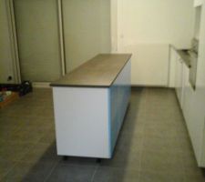 J'arrive sur la fin de la mise en place de la cuisine, évier raccordé, plaque de cuisson raccordé, four raccordé, lave vaisselle raccordé, il reste a mettre la hotte et deux meuble haut horizontal, ainsi que les plaques de finition qui vont a l'arrière de l'ilot central qui fait 2,40 m de long, non mis sur la photo les poignée que j'ai commencé a installer se soir avec un gabarit que je fait