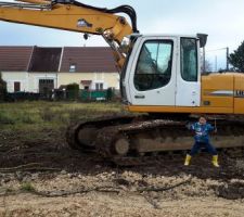 Mon fils 5ans3/4 impressionné et content de voir le tractopelle