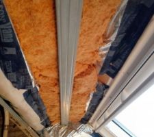 Isolation avec film multicouche en dessous et fibre de bois