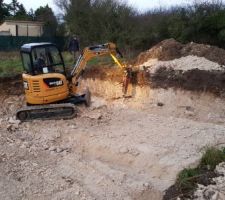 Poursuite du terrassement aujourd'hui .... :)
De gros bloc rocheux présent sur une petite partie du terrain ralentissent la finalisation des tranchées. Du coup Montage du marteau -Pilon sur le CAT pour tout péter .....
Les délais devraient être maintenus pour coulage béton demain dans la journée.