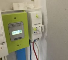 Hier la maison à été raccordé au réseau électrique:) aujourd?hui (01/12/2017) Engie à fait la mise sous tension donc.. donc.... Nous avons l?electricité !!!!