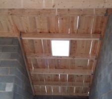 Charpente installée dans le garage avec volige et emplacement du Velux ... pour monter sur le toit en cas de montée des eaux !!!
En réalité, une lumière naturelle pour mon atelier.