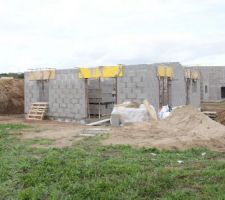 FIN OCTOBRE &Eacute;L&Eacute;VATION DES MURS COMMENCENT