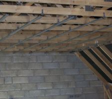 Pose de rails au plafond de l'étage