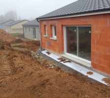 Début du terrassement et évacuation de l'excédant de terre