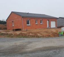 Début du terrassement et évacuation de l'excédant de terre