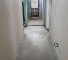 Chape coulé sur les tuyaux du chauffage au sol