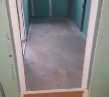 Chape coulé sur les tuyaux du chauffage au sol