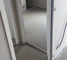 Chape coulé sur les tuyaux du chauffage au sol