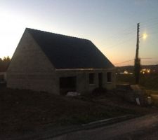 La charpente sans les tuiles de rives.