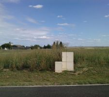 Photo de la facade avant du terrain.