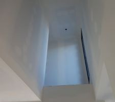 Bandes de placos  faites (cage d'escalier, vue vers l'étage)
