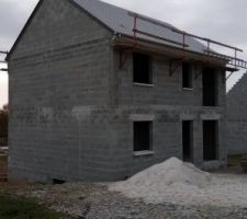 Cela avance vite maisonpierre  avance très  rapidement maison livrer normalement janvier février toiture fini en 4 jours de travail c est beau les corniches et la ils viennent de couler  la dale avec tout les isolation  sol rdc pas  encors sec normalement les menuiserie devait  etre livrer la semaine dernière elle sont un peut en retard mais pas grave cela avance tellement vite pasnle temps de chaumé lol il bombarde 6 mois et la maison est deja prete lol impensable