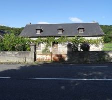 Fa&ccedil;ade Est de la maison et mur de cl&ocirc;ture.