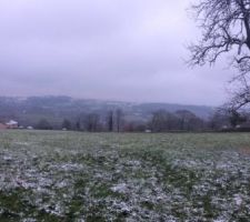 Le terrain sous un peu de neige ... nous pourrons faire le luge :D