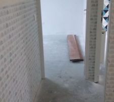 Habillage. Peinture et papier peint une baguette séparera le tout