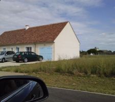 L'entr&eacute;e de notre terrain (juste au dessus du retro) et donc la maison de notre voisin sur borne...