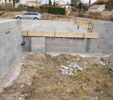 Vu du garage avec arrivée d'eau pour machine à laver