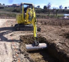 On creuse pour la plateforme de la maison, on est sur le rocher là