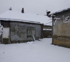 En face, l'atelier de menuisier de l'arri&egrave;re-grand p&egrave;re. Les murs sont en pierre et devront &ecirc;tre piqu&eacute;s avant d'&ecirc;tre re-cr&eacute;pis.