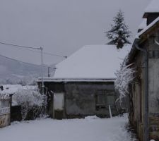 Au premier plan, le mur Nord de la maison dont l'angle a &eacute;t&eacute; repris avec la ceinture en 1986.