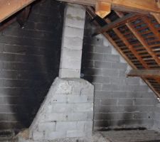 Un conduit de chemin&eacute;e imposant qui sera d&eacute;pos&eacute;.
Chambre qui sera au-dessus de la chambre du rez-de-chauss&eacute;e.