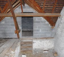 Vue du palier et de l'entr&eacute;e de la petite chambre.