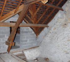 Vue de la charpente, du palier et de l'entr&eacute;e de la petite chambre.