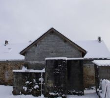 Vue de l'arri&egrave;re de la maison.
Hormis le four &agrave; pain qui est &agrave; gauche, les "b&acirc;timents" du premier plan doivent &ecirc;tre d&eacute;truits avant le d&eacute;but des travaux.
