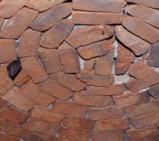 Intérieur du four à pain qui ouvre sur la cuisine (ciment à piquer).
Avec une des 4 habitantes qui avaient élu domicile dans la maison ;-)