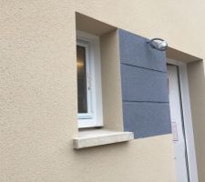 Blanc cassé et gris bleuté encore frais pas entièrement bien éclaircie.