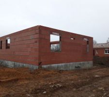 Murs presque finis. Oups, il manque la fen&ecirc;tre de la SDB...