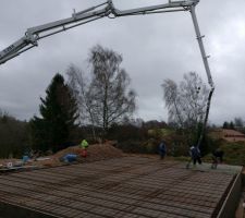 Voilà les premiers m3 de béton ! aller 135m² a couvrir les gars !