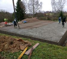 Voilà les premiers m3 de béton ! aller 135m² a couvrir les gars !