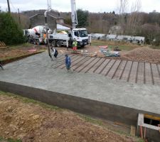 Voilà les premiers m3 de béton ! aller 135m² a couvrir les gars !