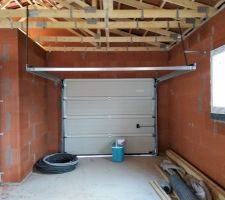 La porte sectionnelle du garage.La motorisation sera faite après le placo.