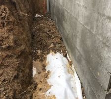Pose du drain p&eacute;riph&eacute;rique en cours