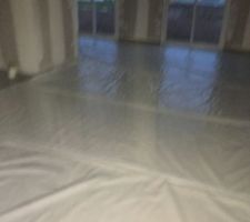 On prépare la pièce de vie pour la peinture