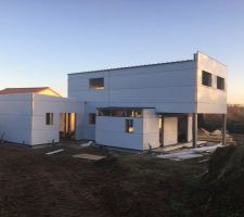 Les volumes extérieurs se dessinent! Ca y est, fini la 3D, la maison prend forme de jour en jour.