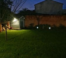 &Eacute;clairage du bois fait et relier au g&eacute;n&eacute;ral ext&eacute;rieur 
2 petites boules &agrave; panneau solaire entour le bouddha en attendant de mettre les spots encastrer dans le banc du bouddhas