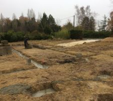 Le ferraillage ou comme écrit dans la notice : semaine filante en béton armé B25 de 50 cm de largeur et 30 cm de hauteur
longrine 6 barres
ancrange -0,80m du terrain naturel