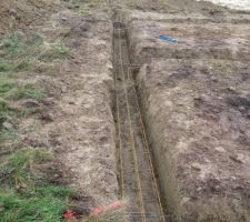 Le ferraillage ou comme écrit dans la notice : semaine filante en béton armé B25 de 50 cm de largeur et 30 cm de hauteur
longrine 6 barres
ancrange -0,80m du terrain naturel