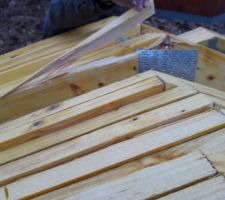 La charpente a été livrée... sur le mauvais terrain et est abîmée